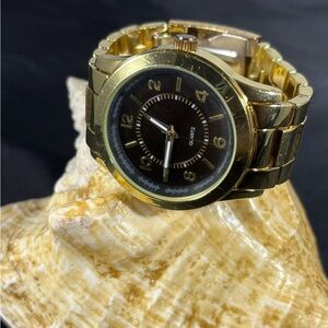 Classic Men’s gold tone quartz w/ black style growing hands Japanese movem 47mm